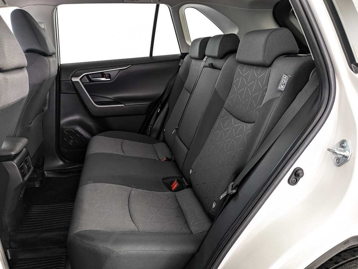 Toyota RAV4 с пробегом — 2021 год. Фото: #13