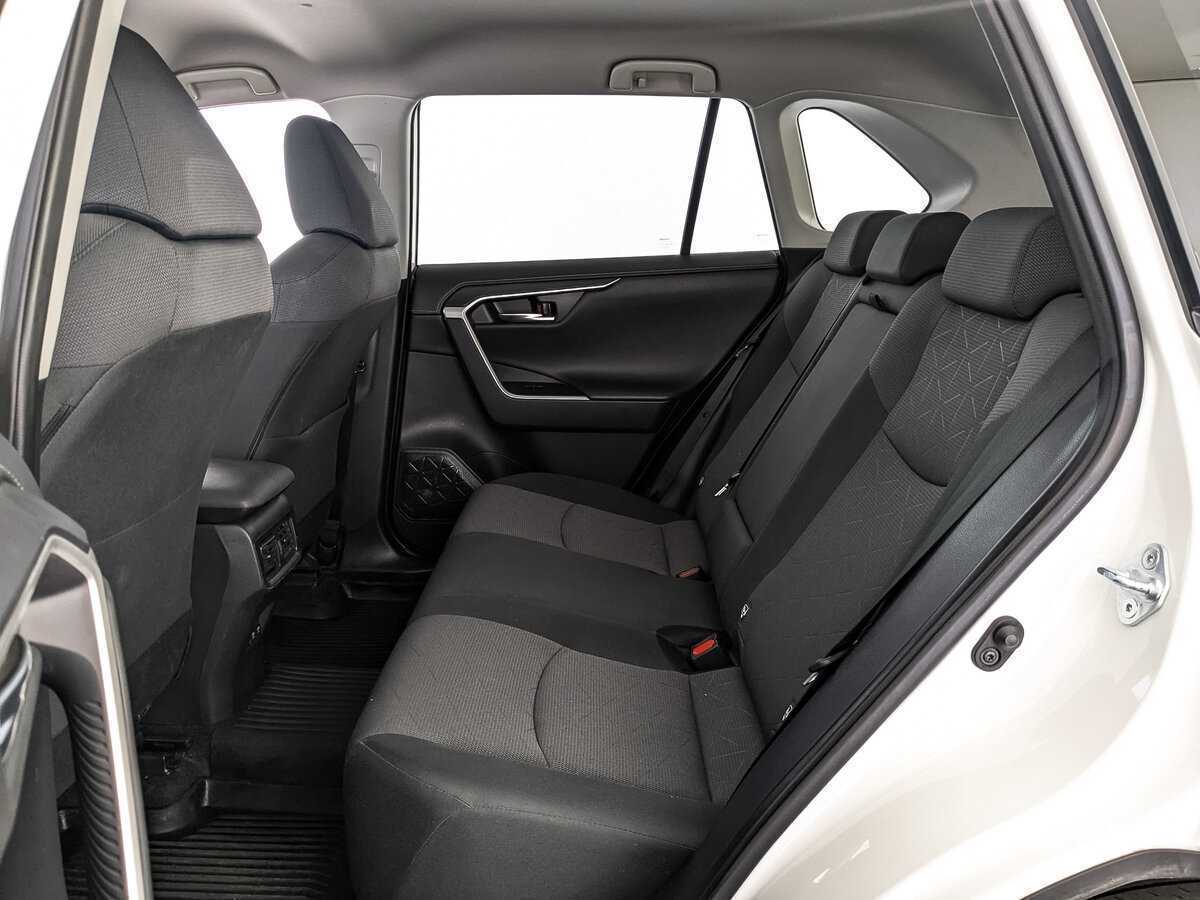 Toyota RAV4 с пробегом — 2021 год. Фото: #13