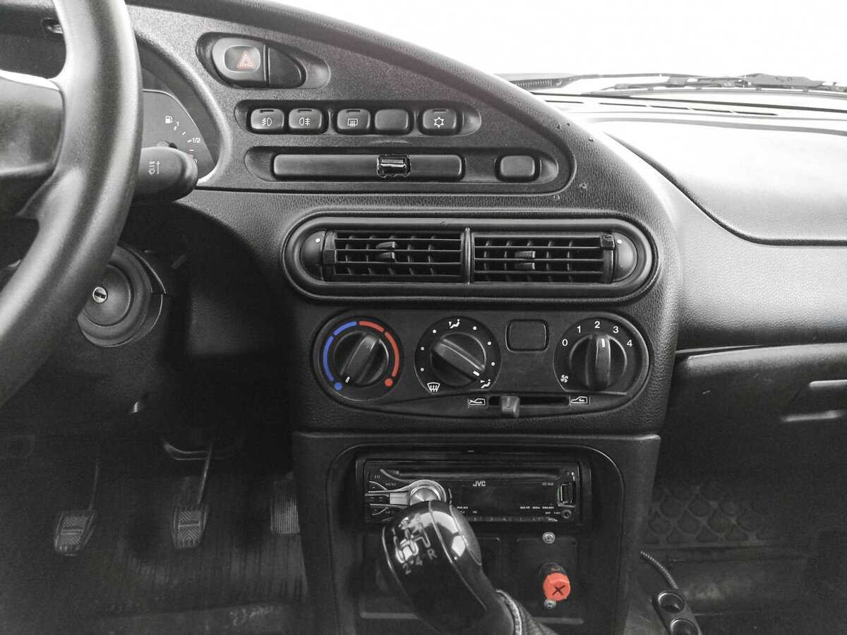 Chevrolet Niva с пробегом — 2012 год. Фото: #12