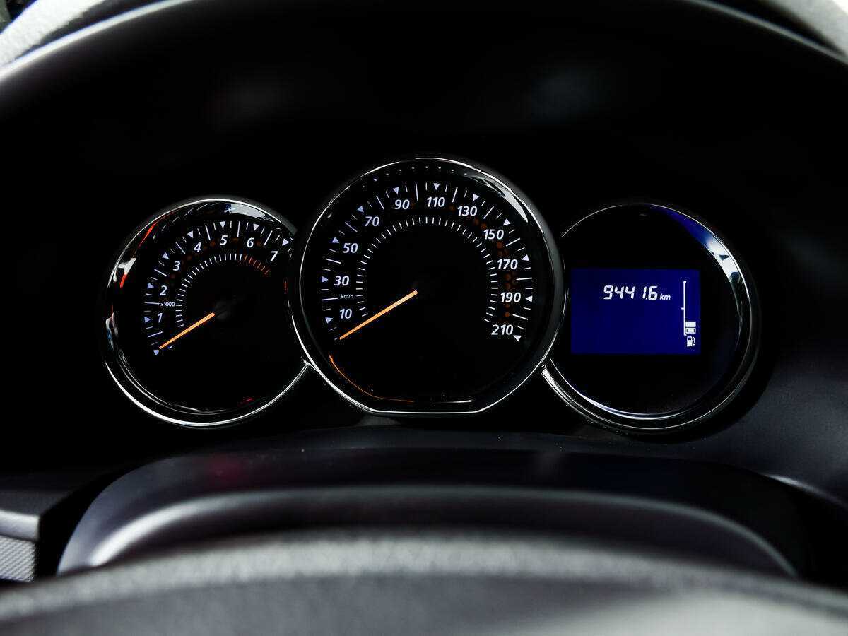 Renault Sandero с пробегом — 2016 год. Фото: #9