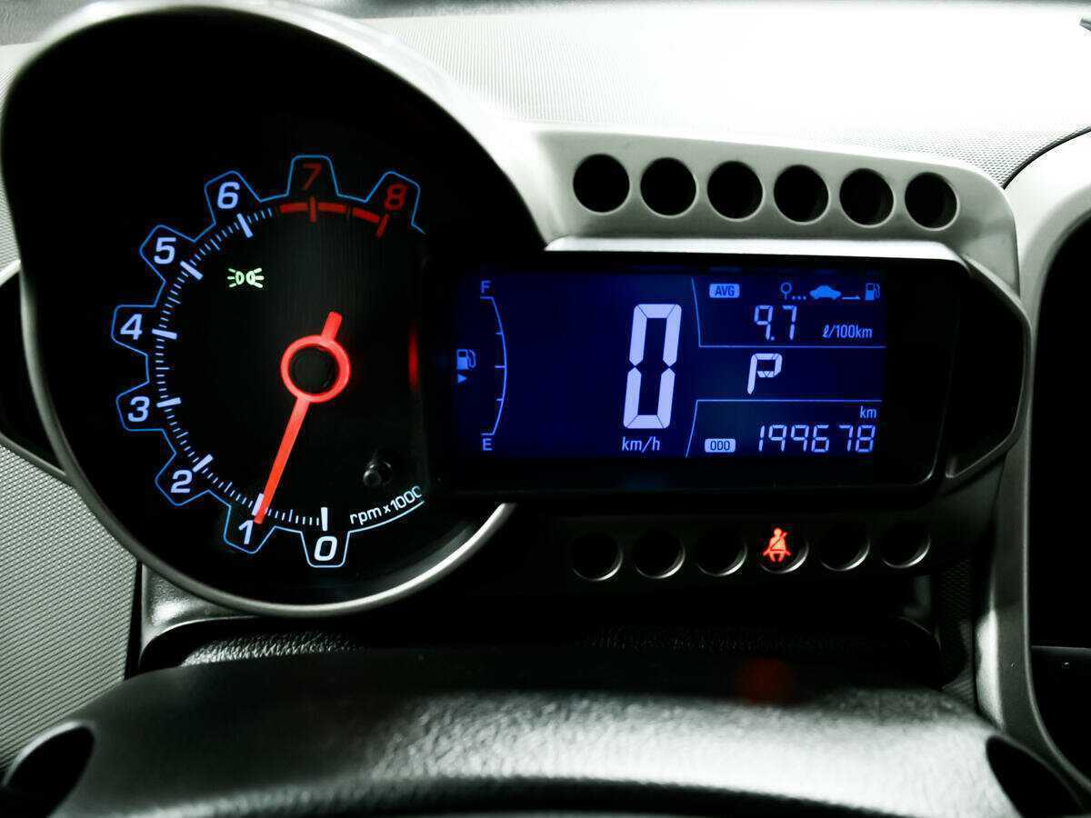 Chevrolet Aveo с пробегом — 2014 год. Фото: #9