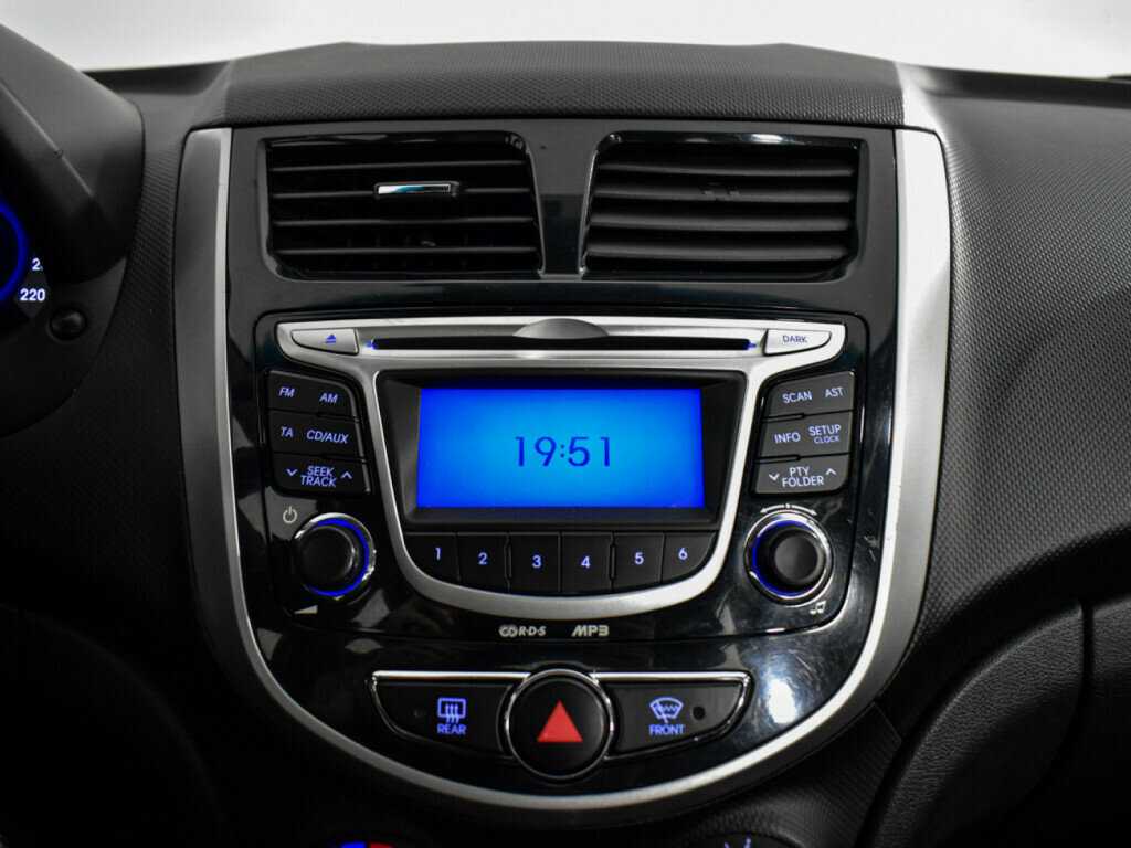 Hyundai Solaris с пробегом — 2012 год. Фото: #10