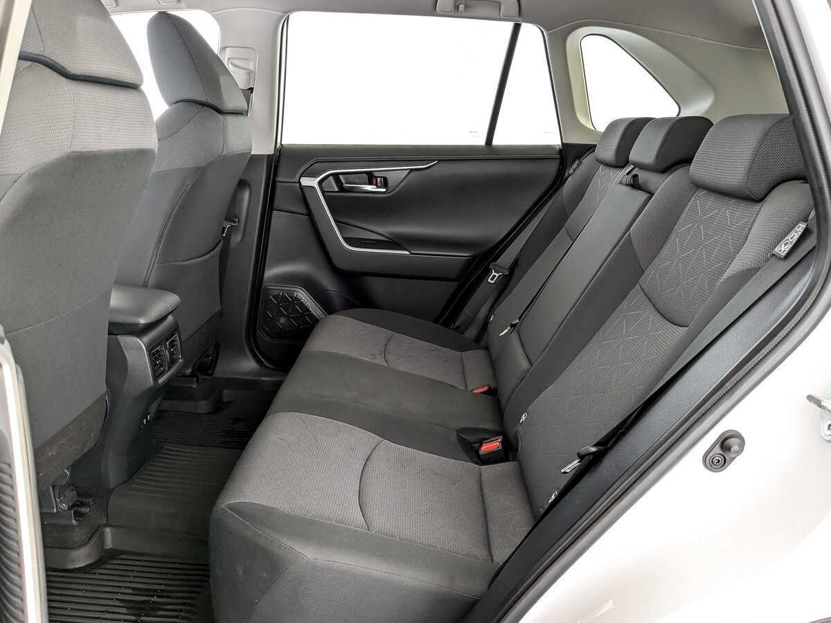Toyota RAV4 с пробегом — 2021 год. Фото: #11