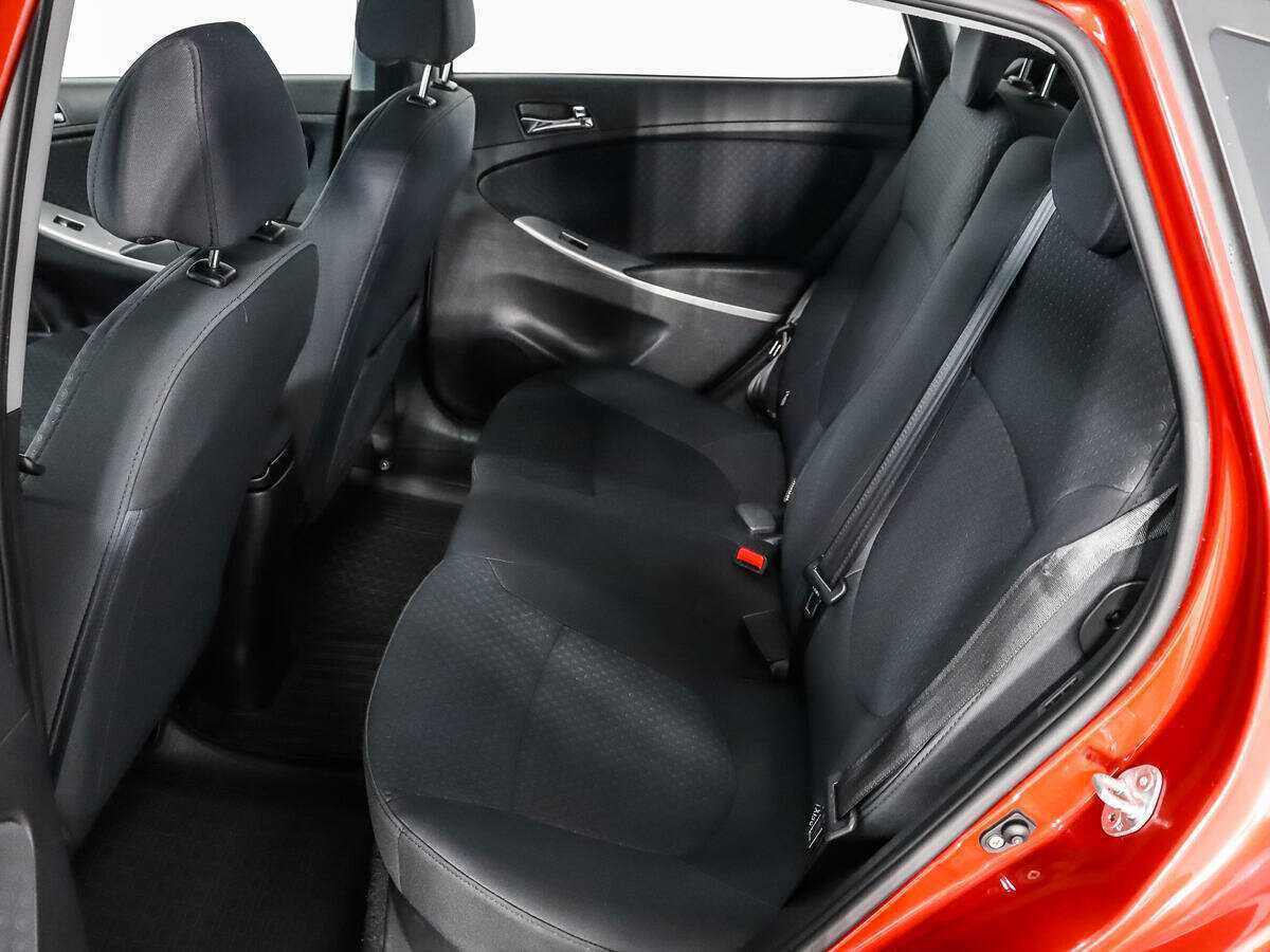 Hyundai Solaris с пробегом — 2012 год. Фото: #9