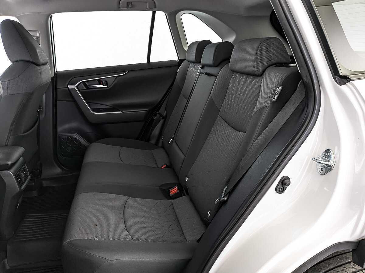 Toyota RAV4 с пробегом — 2021 год. Фото: #11