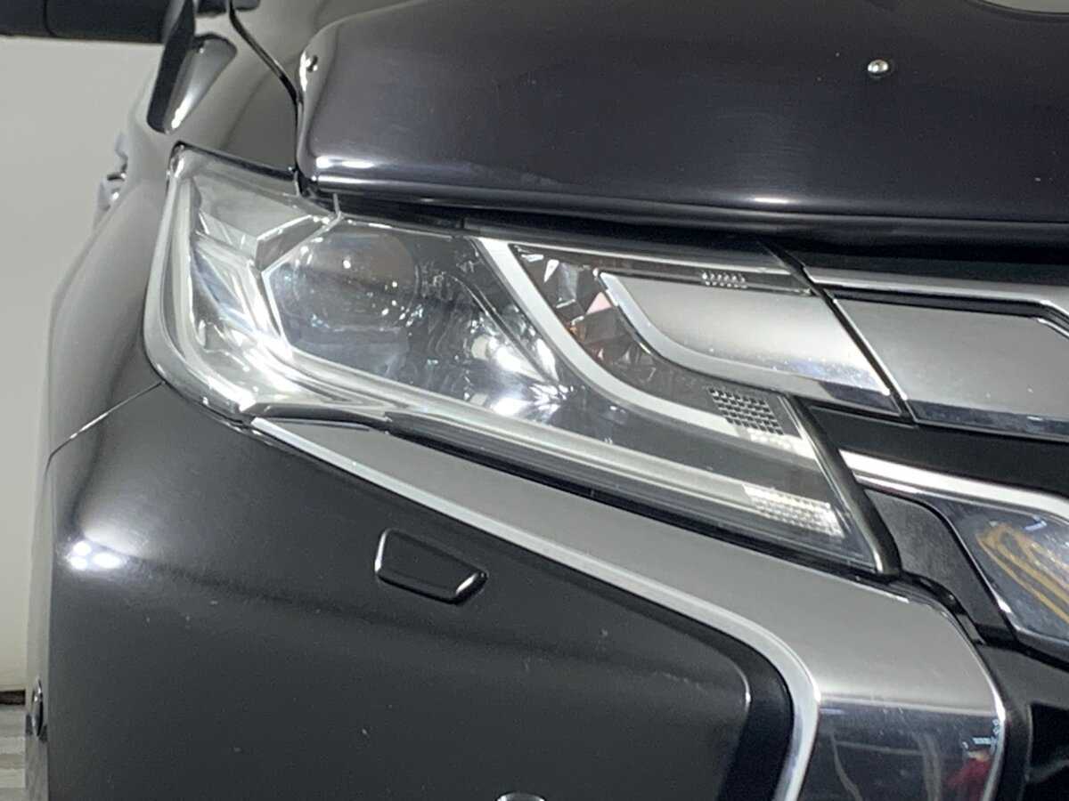 Mitsubishi Pajero Sport с пробегом — 2017 год. Фото: #9