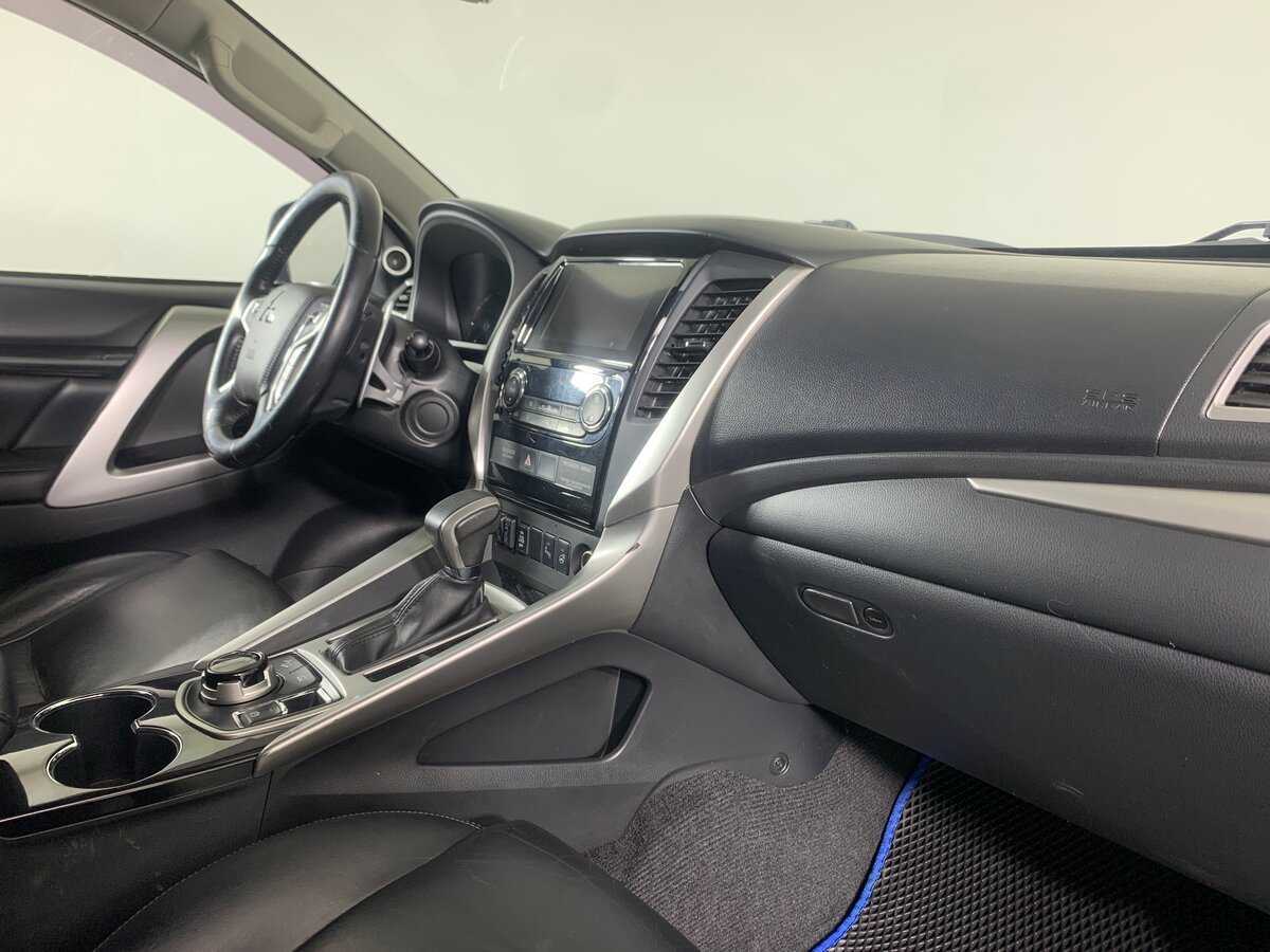 Mitsubishi Pajero Sport с пробегом — 2017 год. Фото: #13