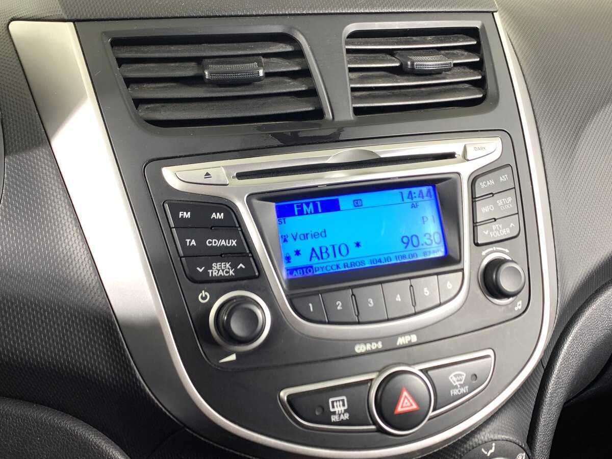 Hyundai Solaris с пробегом — 2012 год. Фото: #12