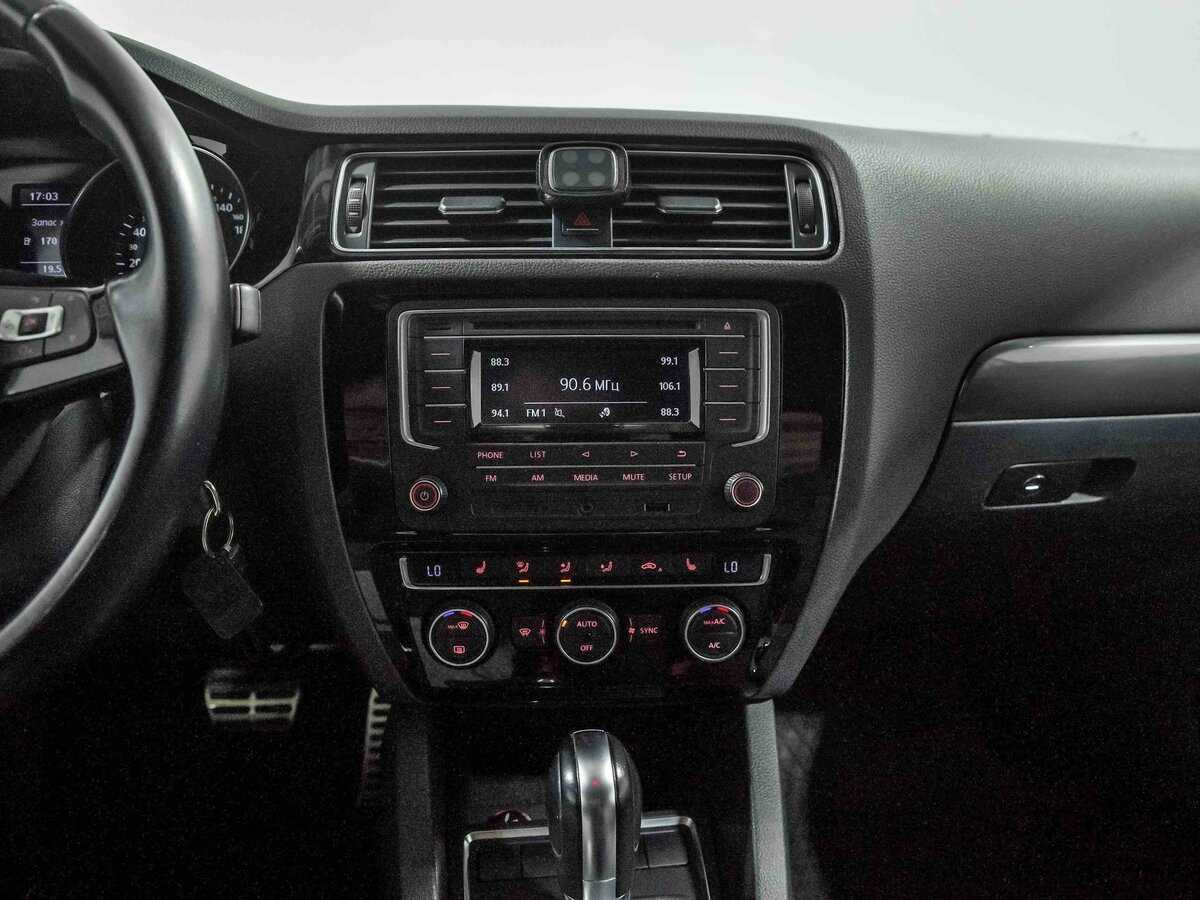 Volkswagen Jetta с пробегом — 2016 год. Фото: #8