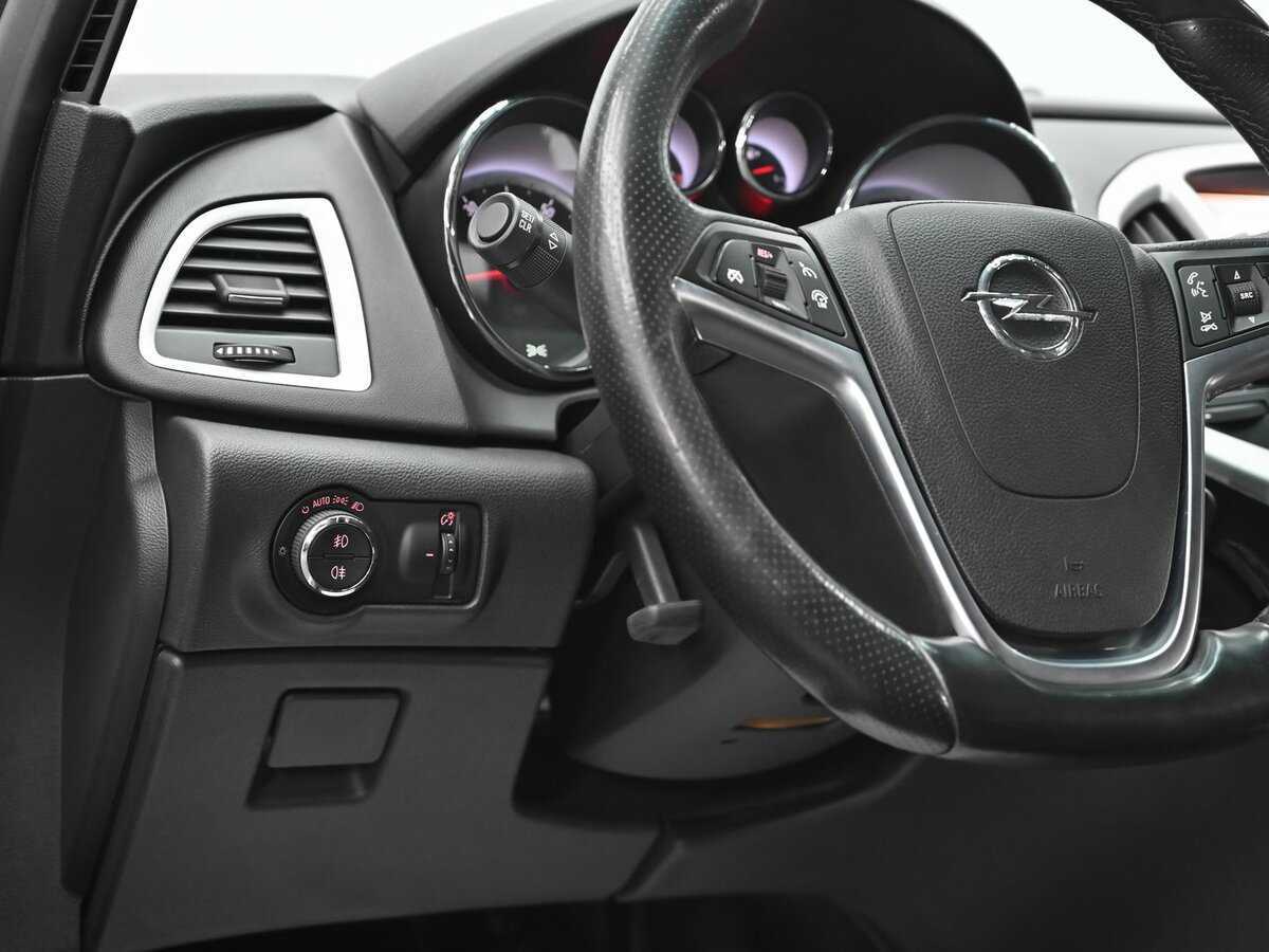 Opel Astra с пробегом — 2012 год. Фото: #6