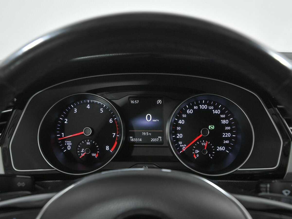 Volkswagen Passat с пробегом — 2015 год. Фото: #6