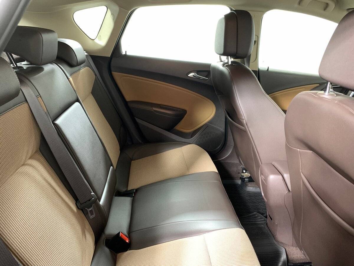 Opel Astra с пробегом — 2013 год. Фото: #15