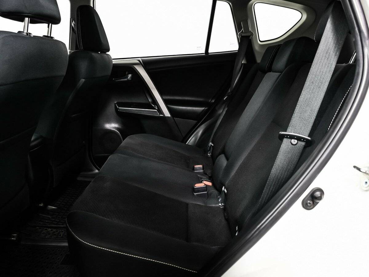 Toyota RAV4 с пробегом — 2017 год. Фото: #12