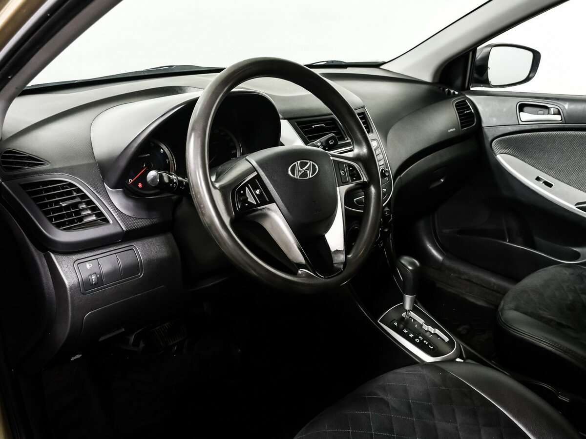 Hyundai Solaris с пробегом — 2012 год. Фото: #12