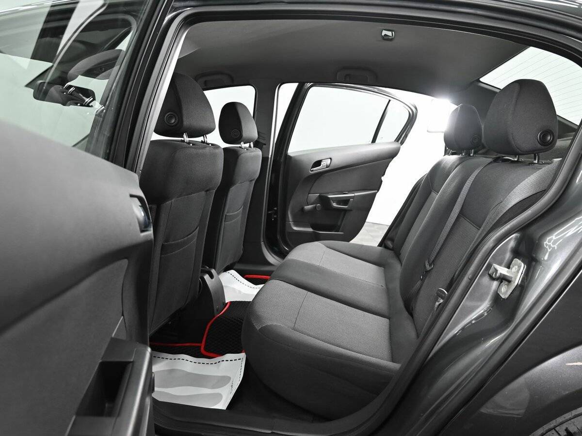 Opel Astra с пробегом — 2012 год. Фото: #12