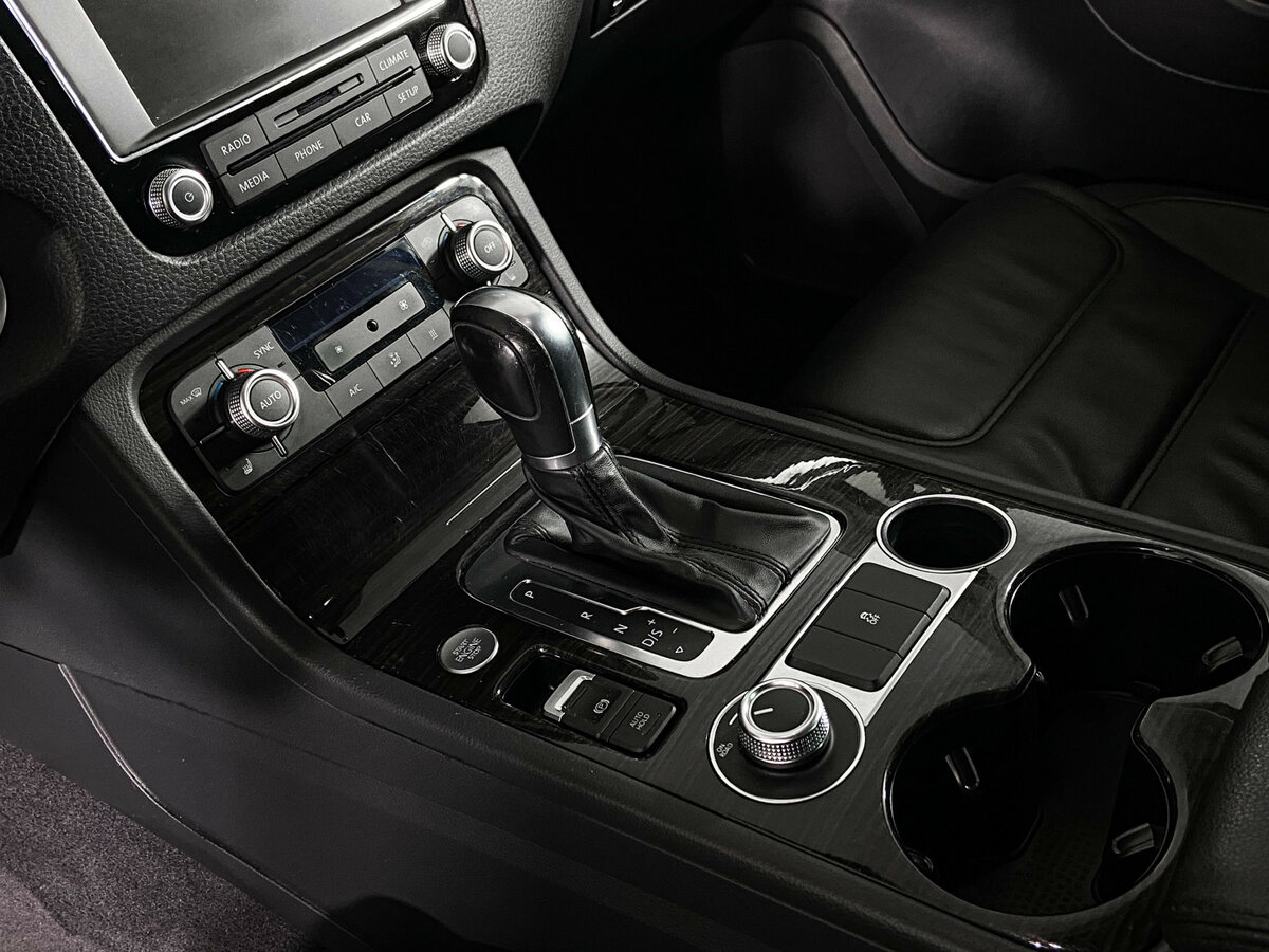 Volkswagen Touareg с пробегом — 2015 год. Фото: #14
