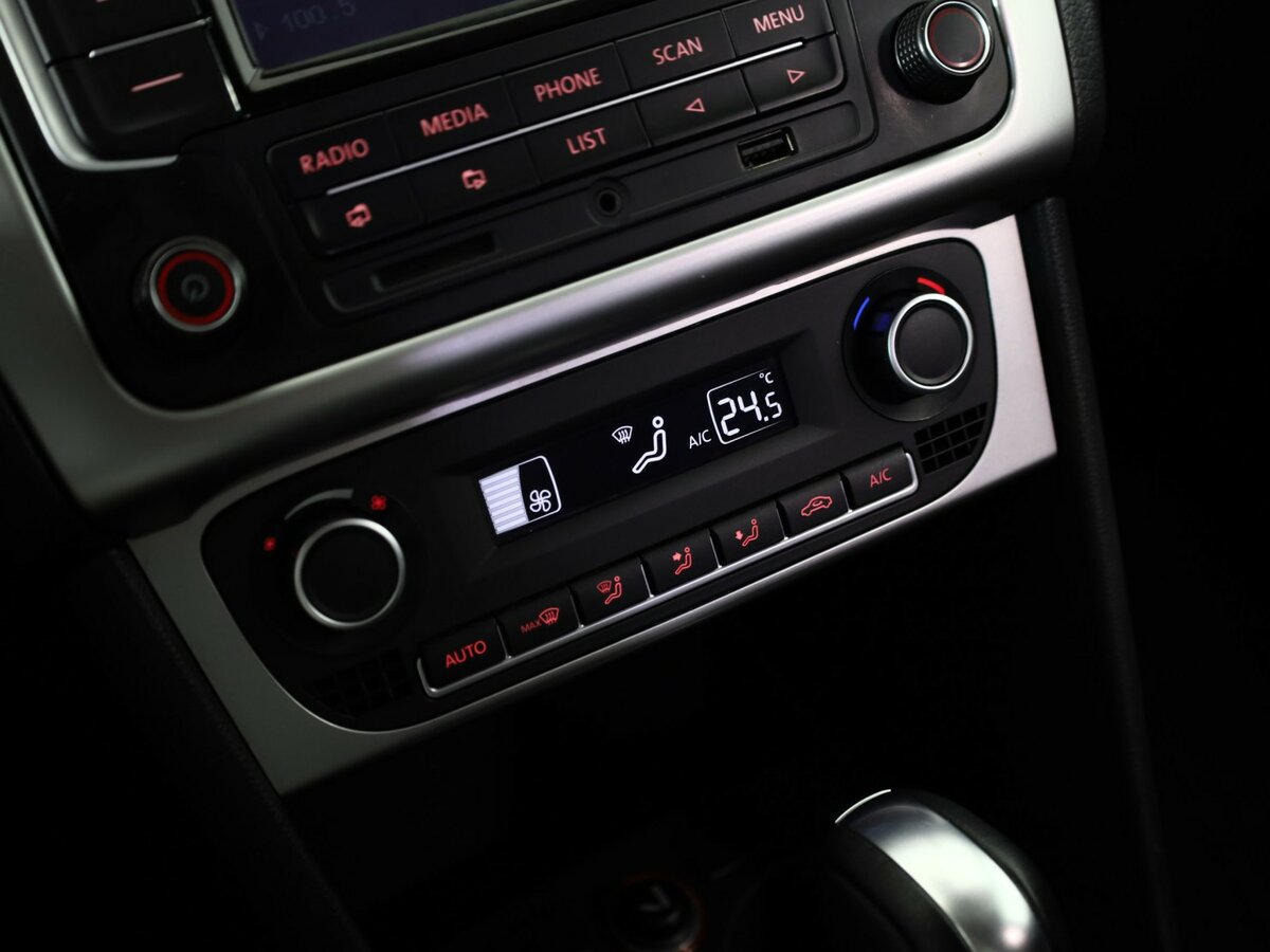 Volkswagen Polo с пробегом — 2015 год. Фото: #12