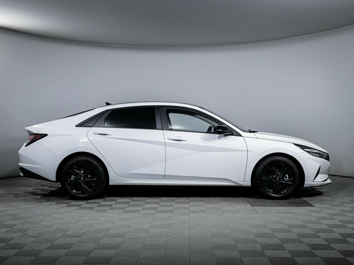 Hyundai Elantra с пробегом — 2023 год. Фото: #3
