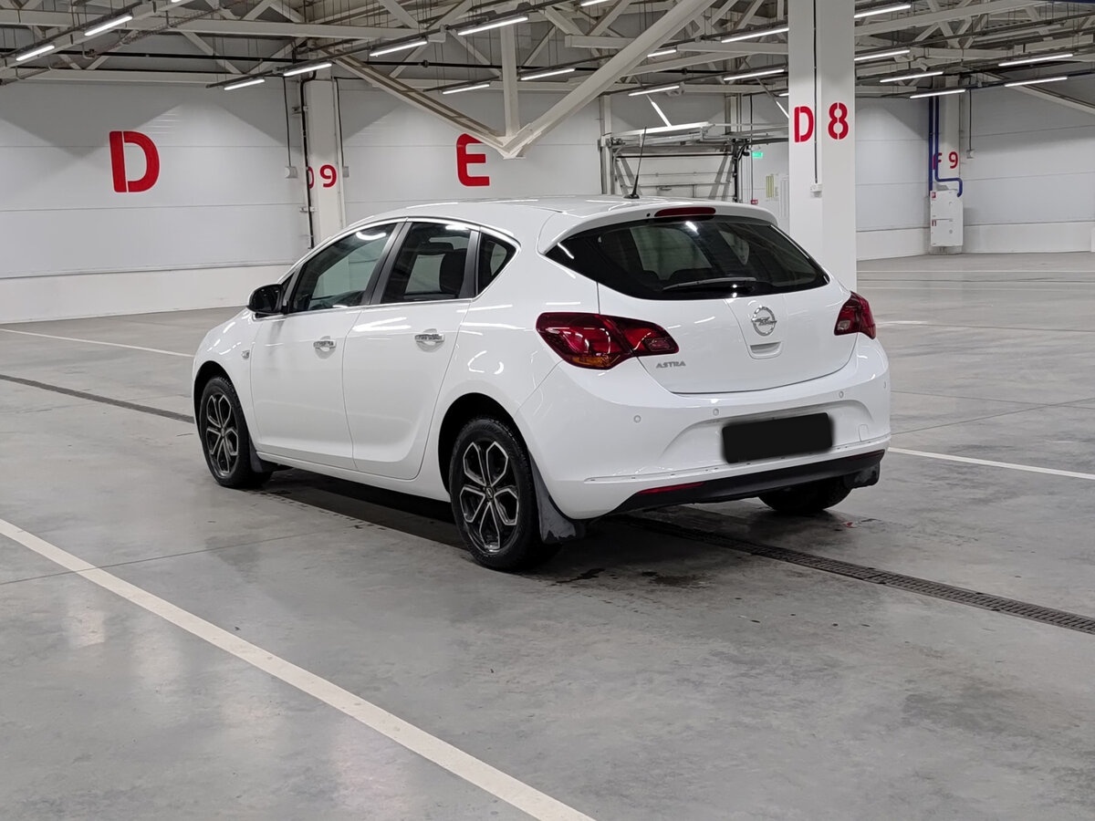 Opel Astra с пробегом — 2013 год. Фото: #6