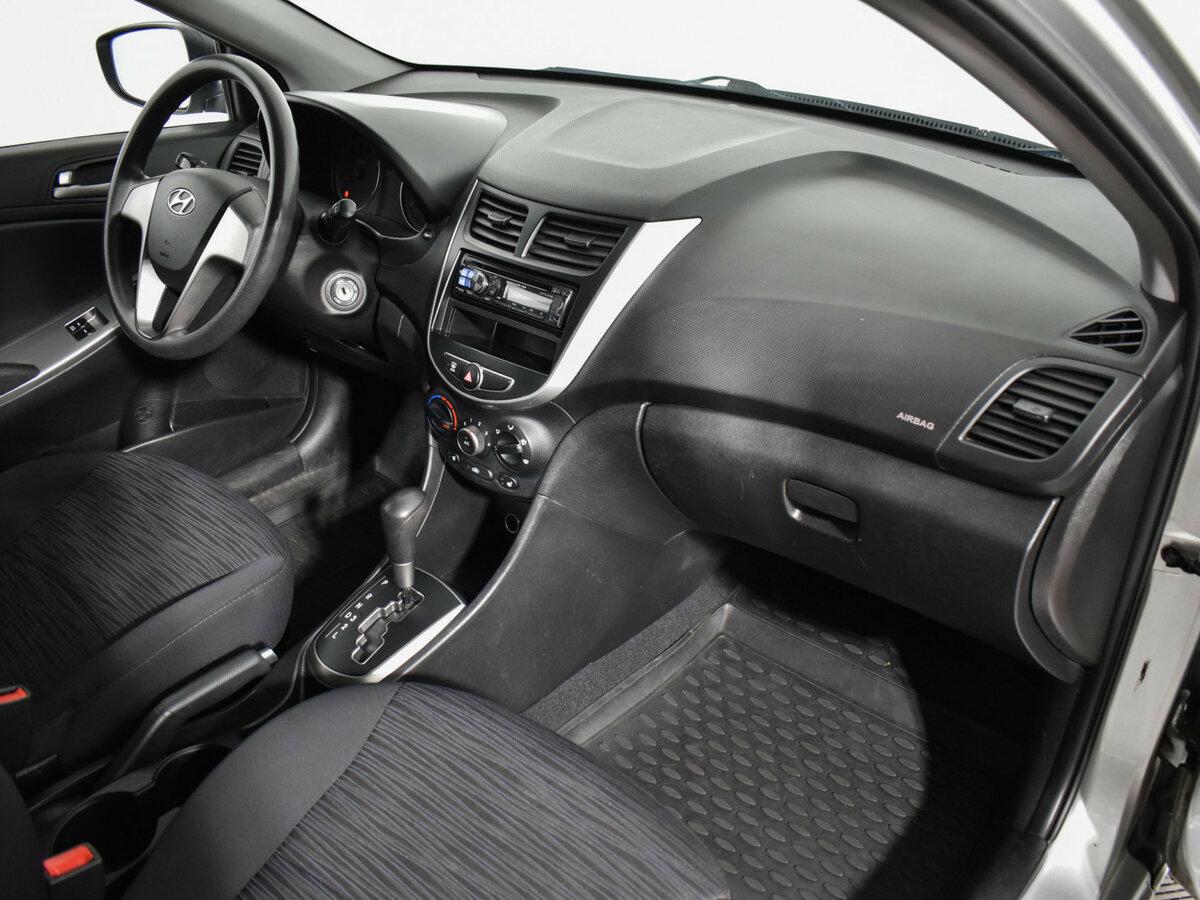 Hyundai Solaris с пробегом — 2015 год. Фото: #11