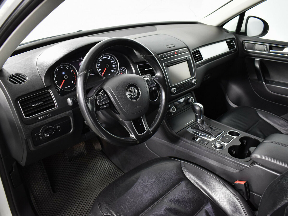 Volkswagen Touareg с пробегом — 2015 год. Фото: #8